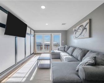 The Eden - Beachfront - Long Beach - Living room