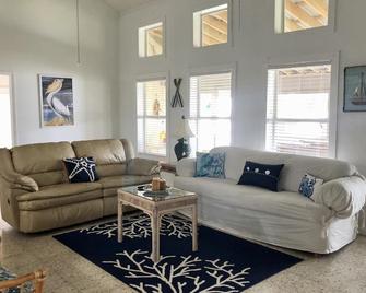 Waterfront Getaway! Relax In This Waterfront Home With Pier On Huge Lot! - Port Lavaca - Obývací pokoj