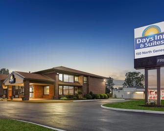 Days Inn by Wyndham Utica - Utica - Gebouw