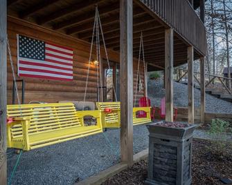 Beautiful Lake Front Log Cabin with Dock - Mill Spring - Patio