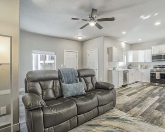 New Downstairs Condo-mins to downtown-Pet Friendly - Colorado Springs - Living room