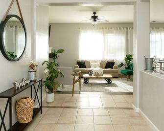 Northwest Farmhouse - Bakersfield - Salon