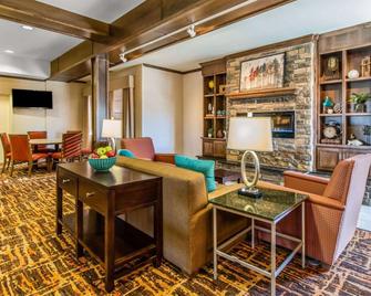 MainStay Suites Event Center - Watford City - Living room