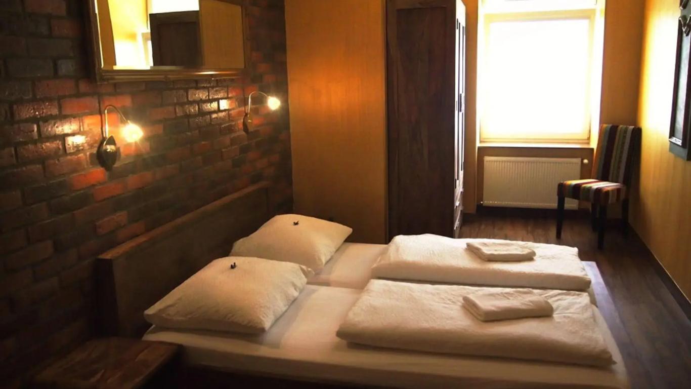 دو ستيب إن هوتل - هوستل