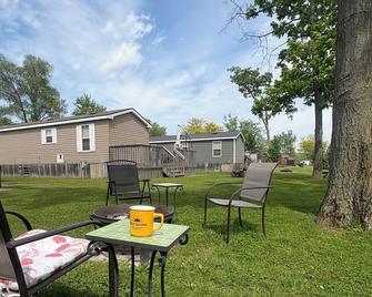 Beautiful 3 Bedrooms Getaway On Niagara on the Lake perfect for 4 adults + kids - Niagara-on-the-Lake - Patio