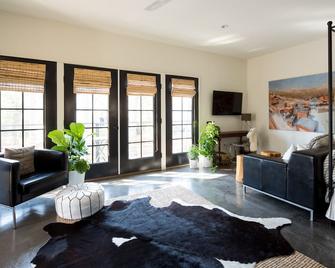 Stylish Belmont Studio: Walk to Downtown Mall - Charlottesville - Living room