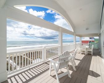 Emerald Hideaway, New Oceanfront,Private Pool, Hot Tub,Game Room,Theatre Room - Emerald Isle - Balcony