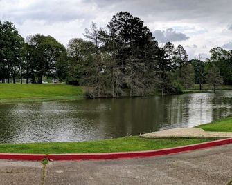 Room on the Lake. Fishing optional. - Saint Francisville - Außenansicht