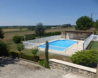 House in Monségur with Panoramic Views - Monségur - Piscina