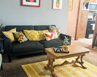 Peace and Sunshine I 3-bedroom house I WiFi I AC I Midwest City - Midwest City - Huiskamer