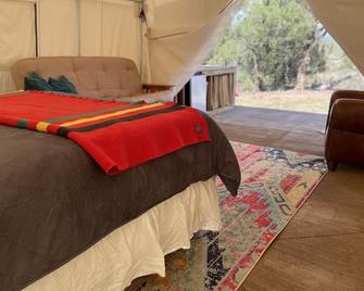 Elk Ridge Casita/Glamping in large canvas tent with stunning views - Ignacio - Habitación