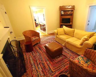 Call this HOME! Spacious & Cozy apartment for traveling professionals! - Hannibal - Wohnzimmer