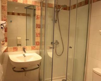 Hôtel Lou Cigaloun - Orange - Bathroom