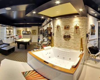 Mariaggi's Theme Suite Hotel & Spa - Winnipeg