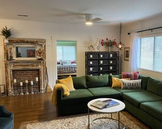 St Helena Farmhouse - Napa Valley - Saint Helena - Obývací pokoj