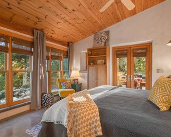 Beautiful, Modern Straw Bale House - Sonora - Bedroom