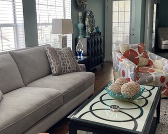 Biloxi border, huge King size Condo - Gulfport - Living room