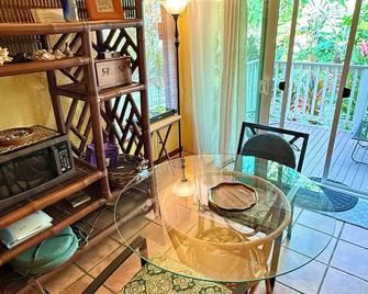 Quiet, Licensed, Clean & Affordable Cottage Studio with Kitchenette - Princeville