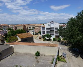 Apartment, sea view with terrace 50M from the beach, large garage. - Mauguio - Bâtiment