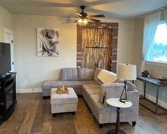 Willow Grove Riverside Property - Longview - Living room