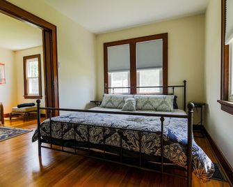 Residence on the Roundabout - St. Charles - Bedroom