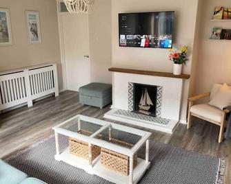 Sea Side Getaway - Portstewart - Living room