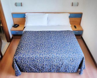 Hotel Fenix - קאבאלינו טרפורטי - חדר שינה