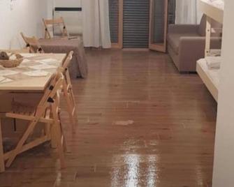 Tranquil apartment in Caprara with stunning views - Caprara - Comedor
