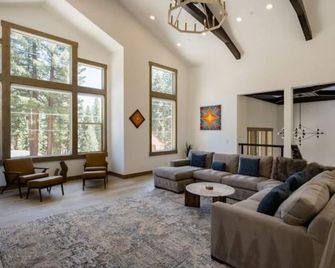 Lux Retreat 4BD/3.5B North Lake Tahoe w/Hot Tub - Carnelian Bay - Salon