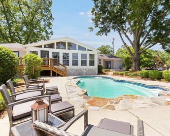 Relaxing, modern full-size house with pool overlooking a beautiful lake view. - Carrollton - Bazén