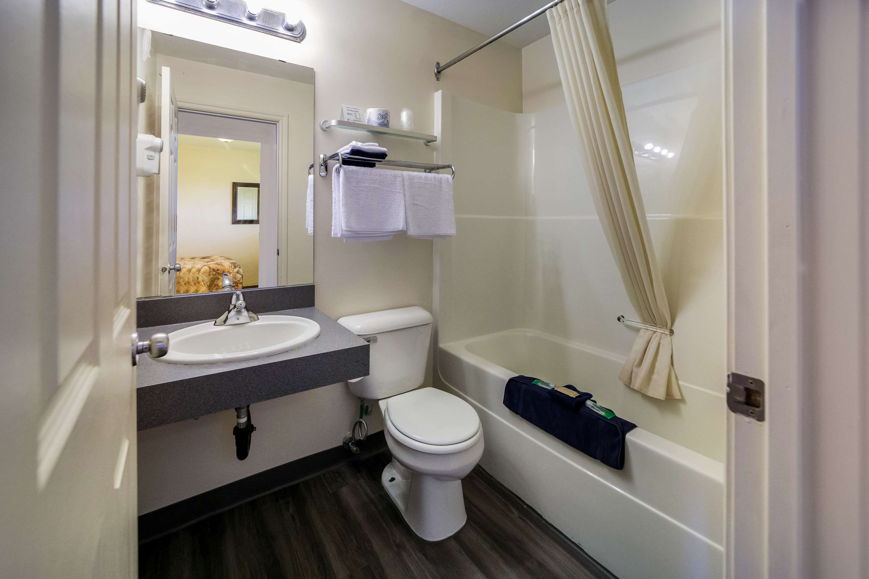 Canadas Best Value Inn Fort St John - Fort St. John - Bathroom