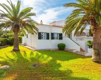 Villa Bini Estrella - Four Bedroom Villa, Sleeps 8 - Mahón - Edificio