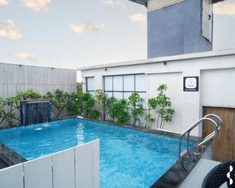 PrivyStays St. Ricky's Apartment Hotel - Alibag - Piscina