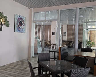 North Victoria Sports and Leisure Inn - 打拉 - 酒吧