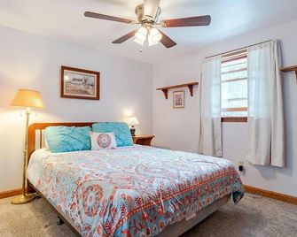 Lakehouse Near N. Conway &Skiing/Pool table/Pond Access to Fish/Skate/Snowmobile - Brownfield - Bedroom