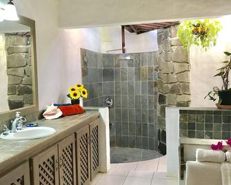 Zandoli Villa\nSimply Awesome Views - Pigeon Island - Bathroom