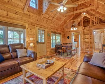 Cozy Carolina Private Cabin With Firepit - Rutherfordton - Living room