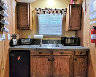 Furry Friends and Fields: Pet-Friendly Cabin with Unique Views in Sparta, TN - Sparta - Kitchen