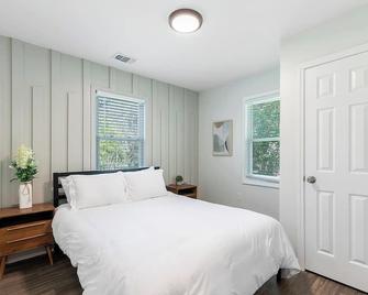 Charming 2br Retreat-Free Parking - Lithia Springs - Bedroom