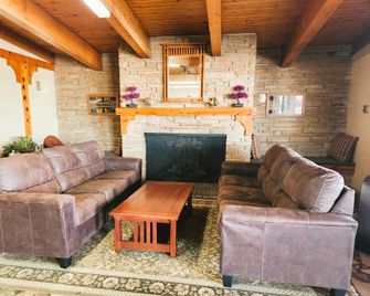 Americas Best Value Inn Iola - Iola - Living room