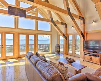 Scenic Susanville Cabin with Deck on Eagle Lake - Susanville - Living room