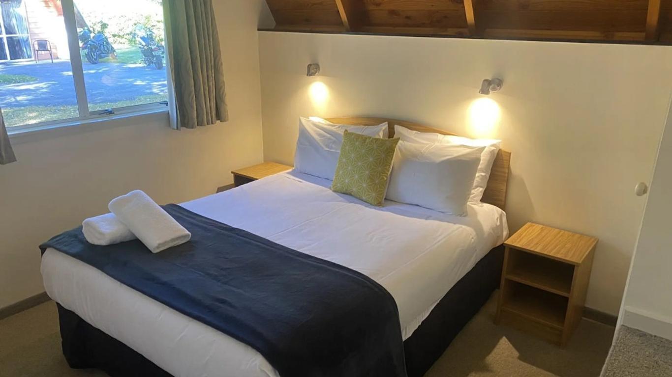 Mountain Chalets Motel