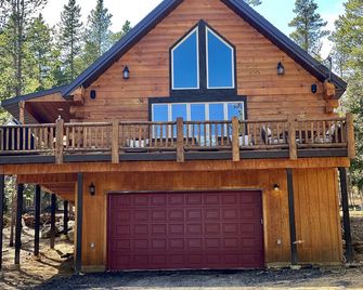 The Fabulous BlackHawk Log Cabin Family and Pet - friendly - Black Hawk - Building