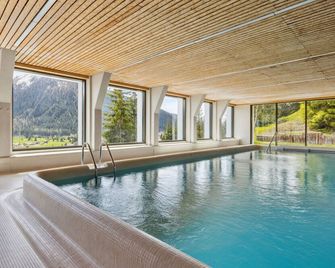Apartment Guardaval Apt 502 by Interhome - Davos - Piscina