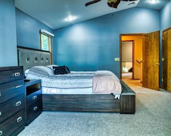 'Pier'adise on Long Lake - Lakefront Home - Portage - Bedroom