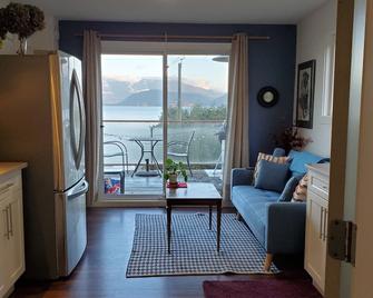 Your Private Getaway! - Gibsons - Wohnzimmer