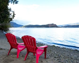 Peaceful seaside retreat situated between the ocean & Hof Park in Cowichan Bay. - Cowichan Bay - Bedroom