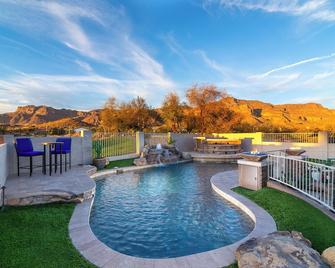 Breathtaking Family Retreat in Elite Gold Canyon! - Gold Canyon - Piscina