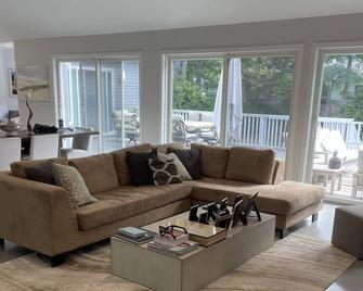 Warm, sunny, family home close to town and the beach - 5 bedroom with a pool! - Westhampton Beach - Sala de estar