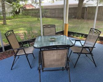 Cozy House With Fenced Yard Near The Beaches - New Port Richey - Patio